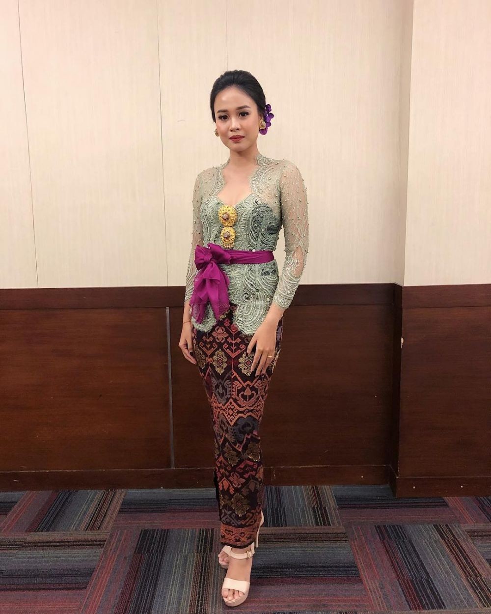 9 Inspirasi Kebaya Bali ala Cok Istri Krisnanda, Anggun Banget!