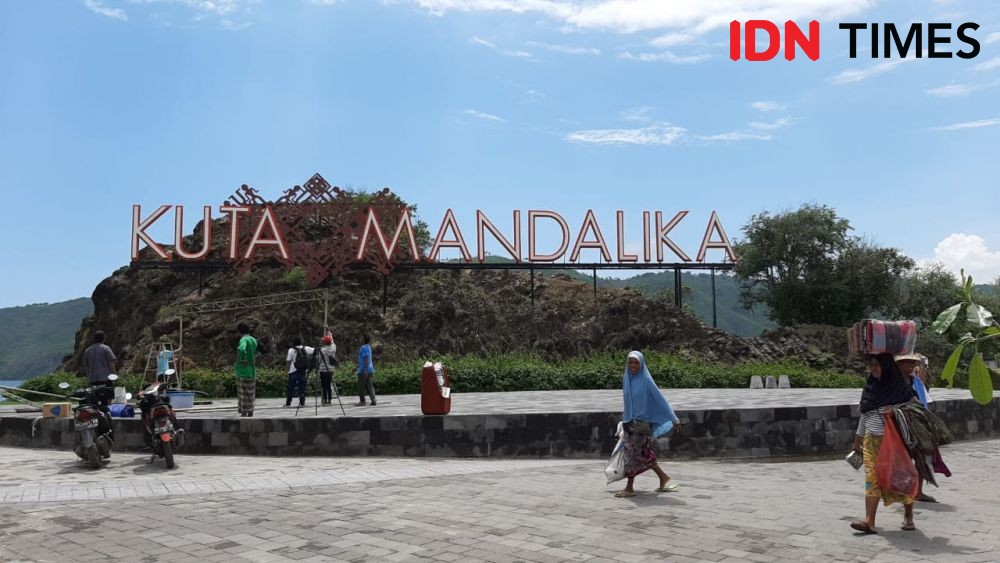Berkunjung ke Pantai Kuta, Tempat Pembalap MotoGP Bersantai di Lombok