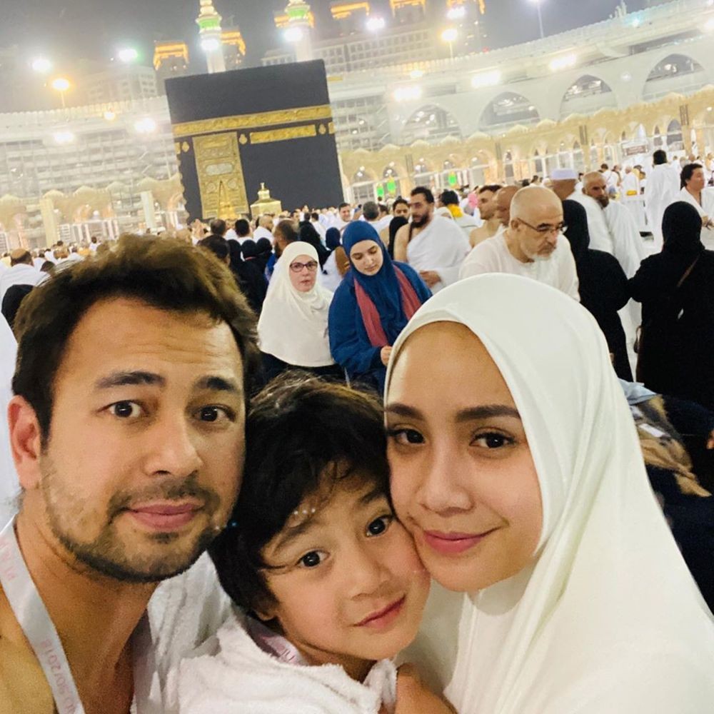 10 Potret Raffi Ahmad dan Nagita Slavina Saat Menjalankan Ibadah Umrah