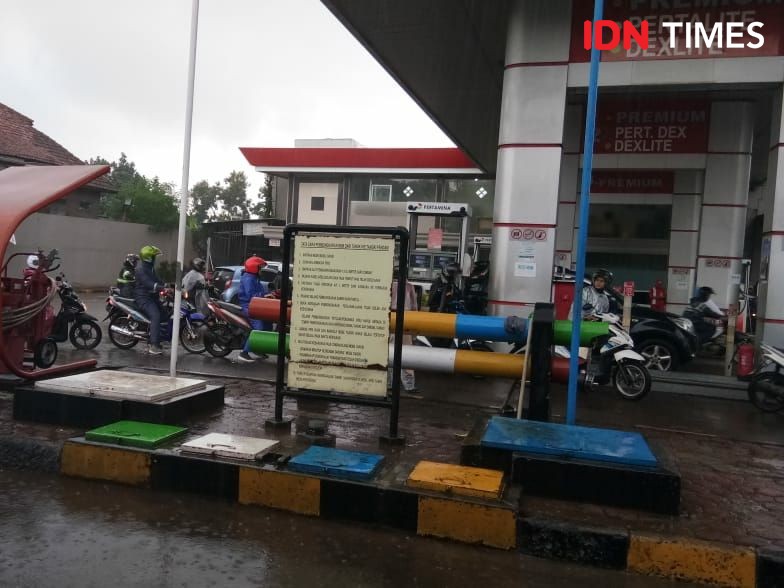 Hujan Deras Guyur Kota Bandung, Banjir Rendam SPBU Cikadut