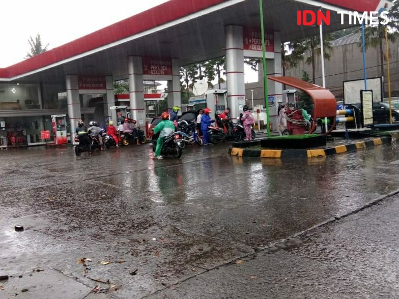 Hujan Deras Guyur Kota Bandung, Banjir Rendam SPBU Cikadut