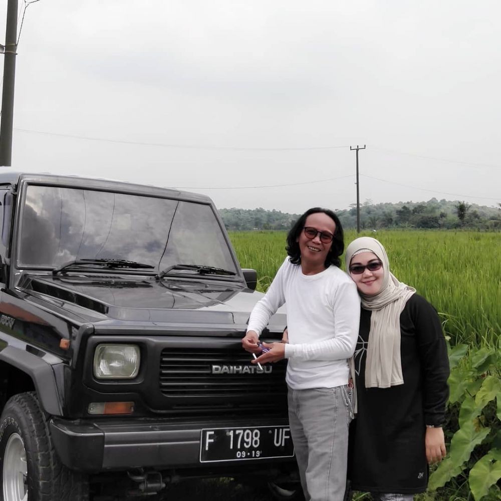 Sweet Banget, 10 Potret Mesra Mandra dan Istri yang Jarang Terekspos