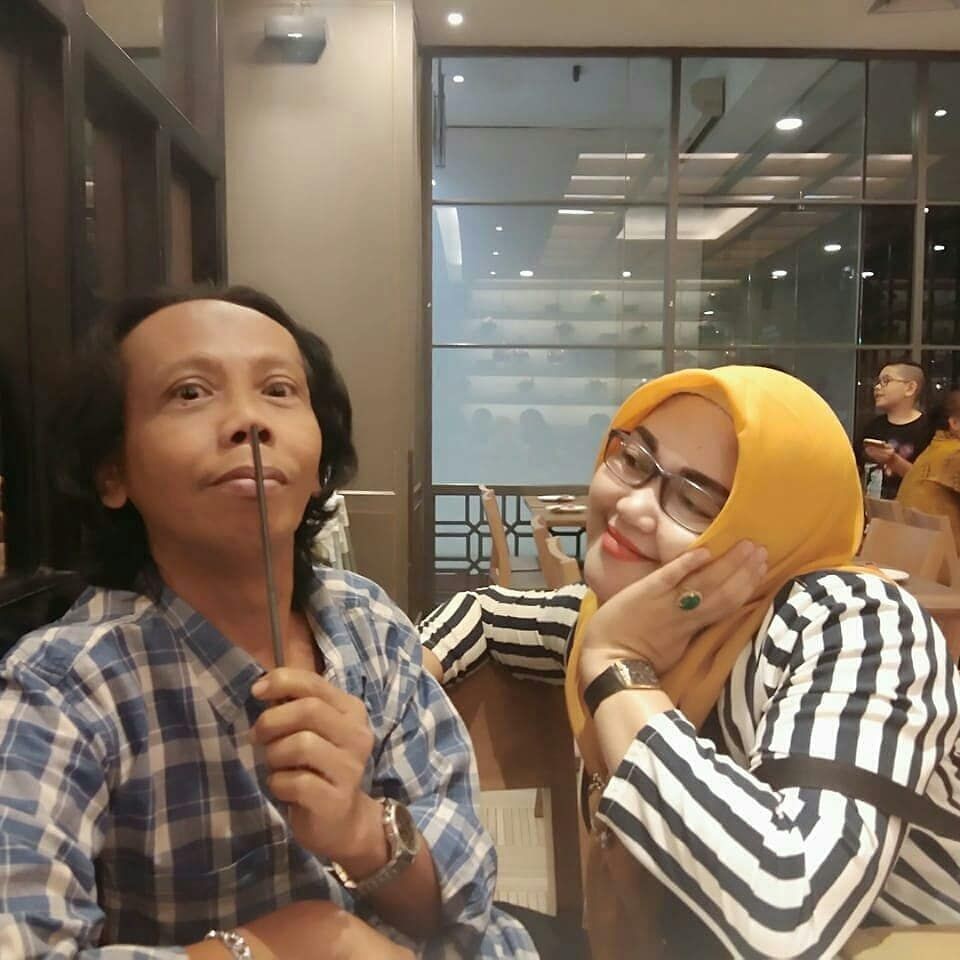 Sweet Banget, 10 Potret Mesra Mandra dan Istri yang Jarang Terekspos