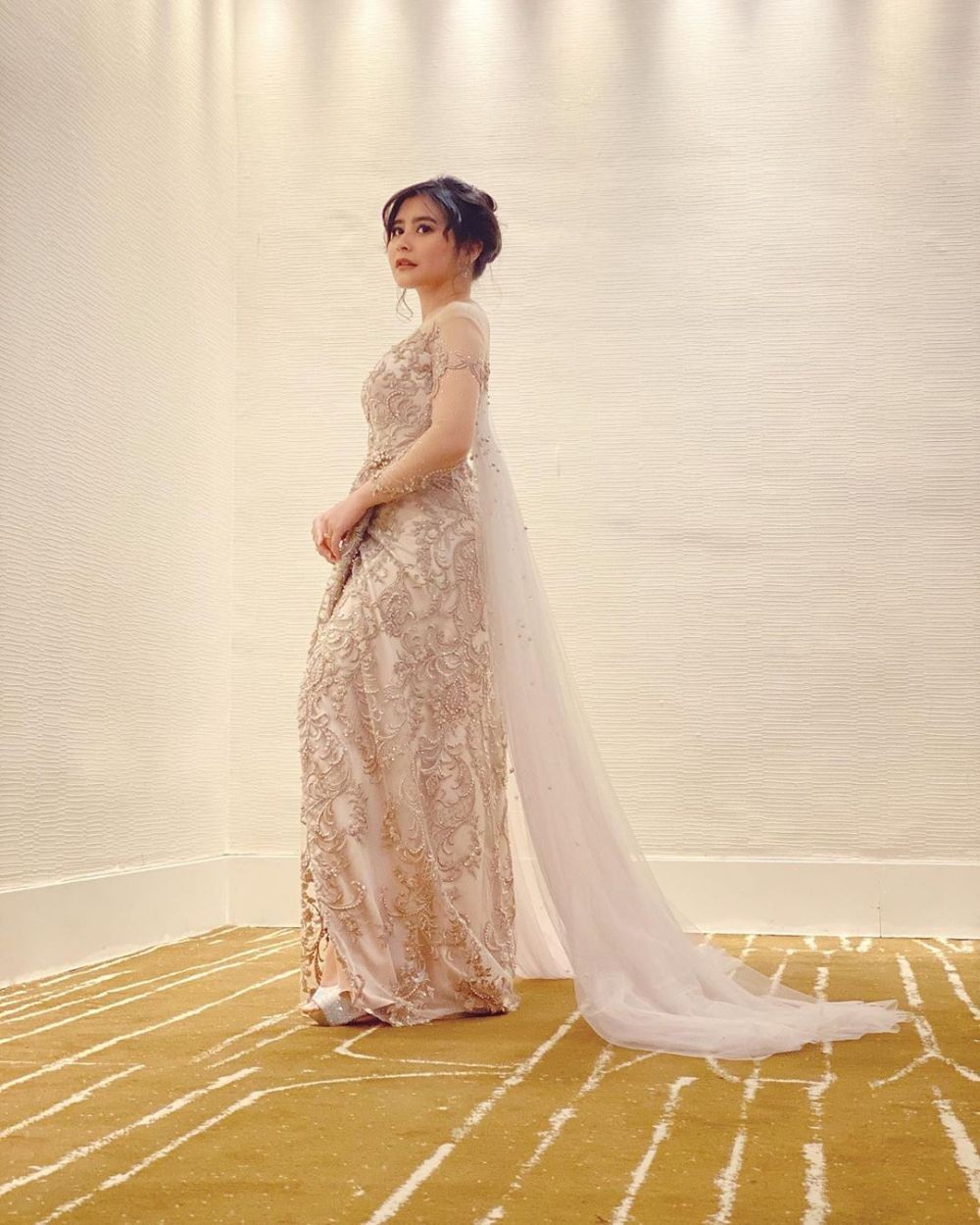 Curi Perhatian, 10 OOTD Kondangan Prilly Latuconsina yang Elegan