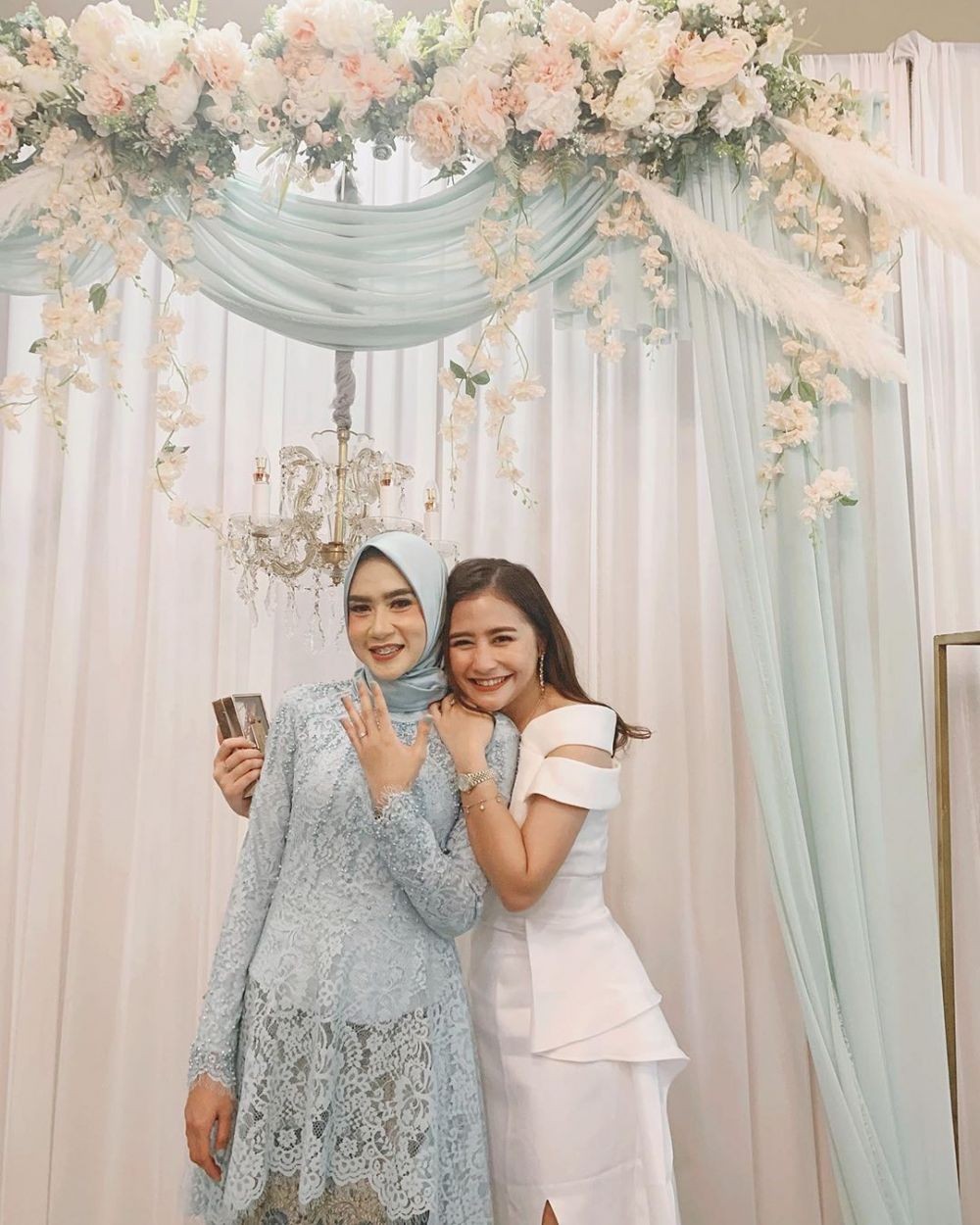 Curi Perhatian, 10 OOTD Kondangan Prilly Latuconsina yang Elegan
