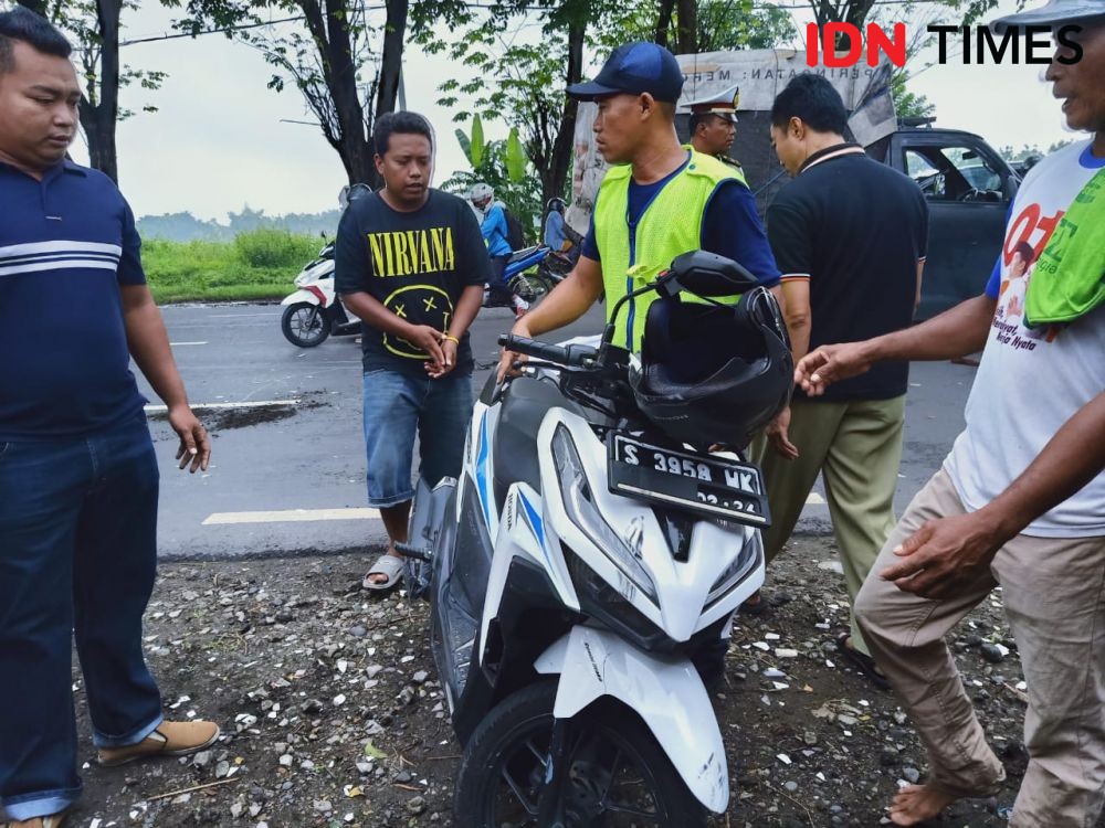 Laka Karambol 1 Mobil dan 3 Motor di Jombang, Seorang Pengendara Tewas