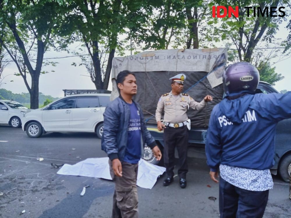 Laka Karambol 1 Mobil dan 3 Motor di Jombang, Seorang Pengendara Tewas
