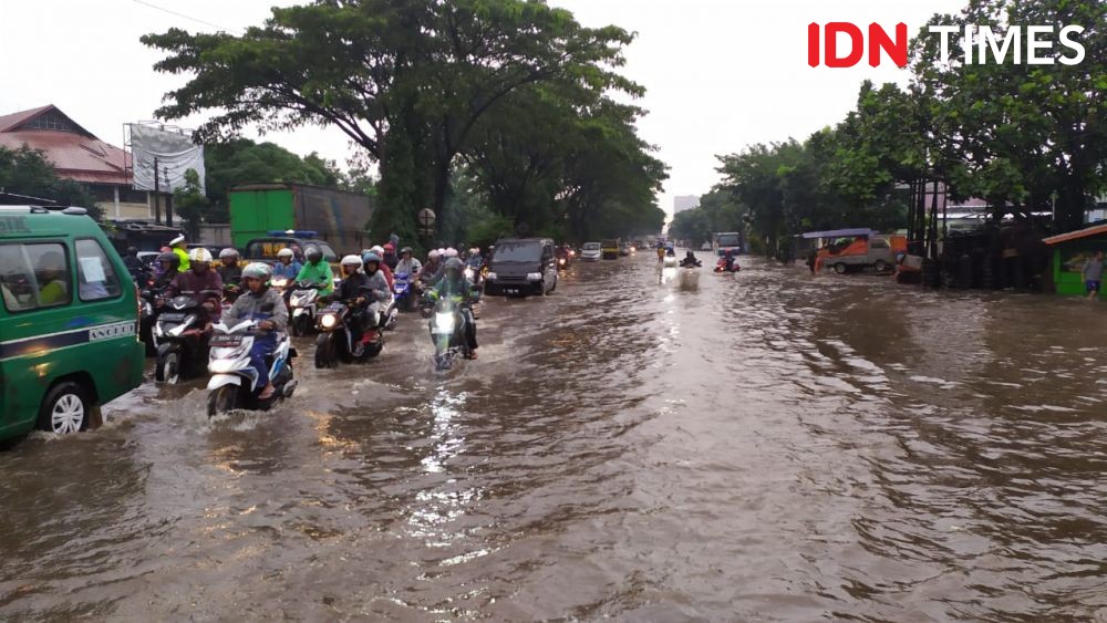 Hujan Deras Guyur Kota Bandung, Arus Kendaraan Lumpuh di Gedebage