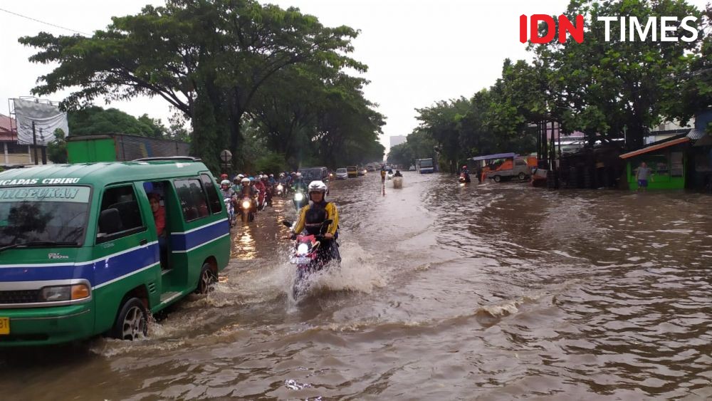 Hujan Deras Guyur Kota Bandung, Arus Kendaraan Lumpuh di Gedebage