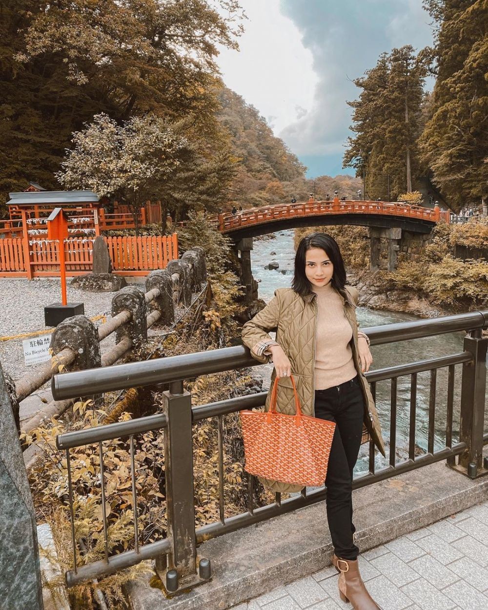 Simpe dan Elegan, 9 Cara Padu Padan OOTD Monokrom ala Vanessa Angel