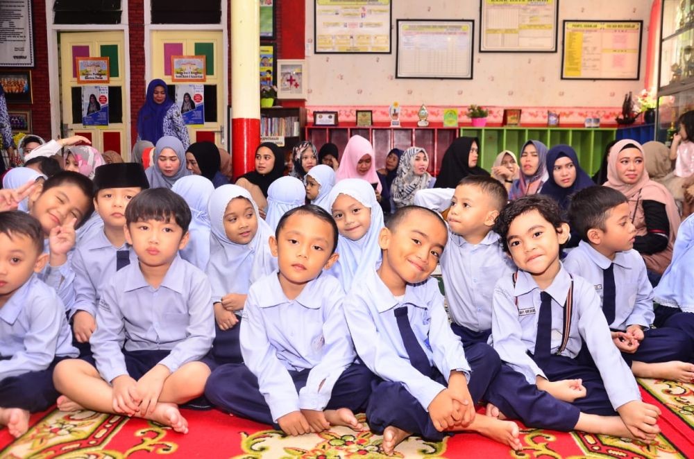 Helper Goes to School Makassar Mengajak Murid TK Peduli Lingkungan