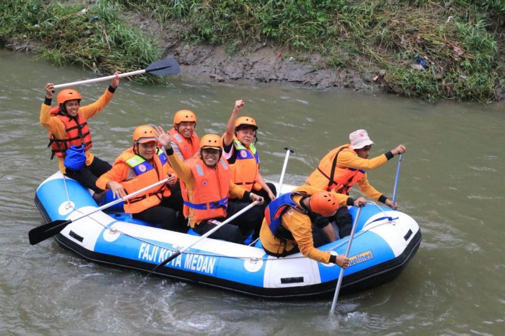 Pemko Medan dan Kapolrestabes  Bersih-bersih Sungai Deli Naik Perahu