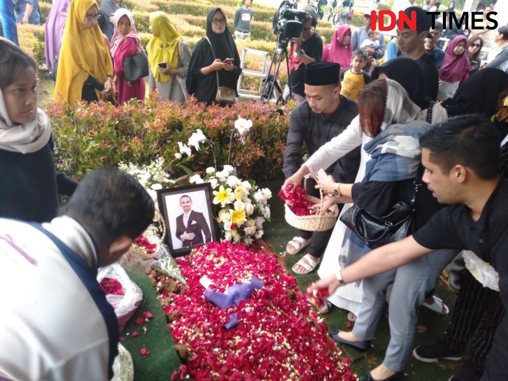 [FOTO] BCL Menangis, Ariel Noah Merenung di Pemakaman Ashraf Sinclair