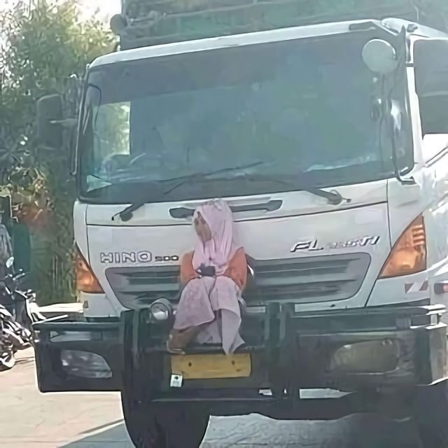 10 Kelakuan Orang Kelewat Santai yang Bikin Tepuk Jidat