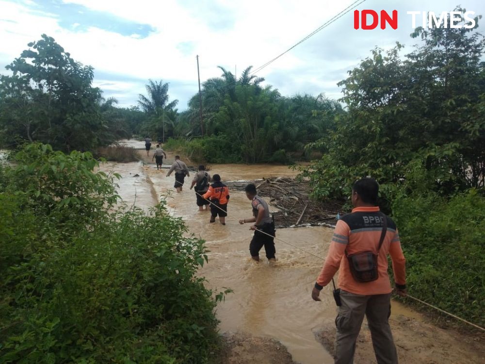 Banjir di Penajam Paser Utara Surut, Warga Bersih-bersih Lingkungan