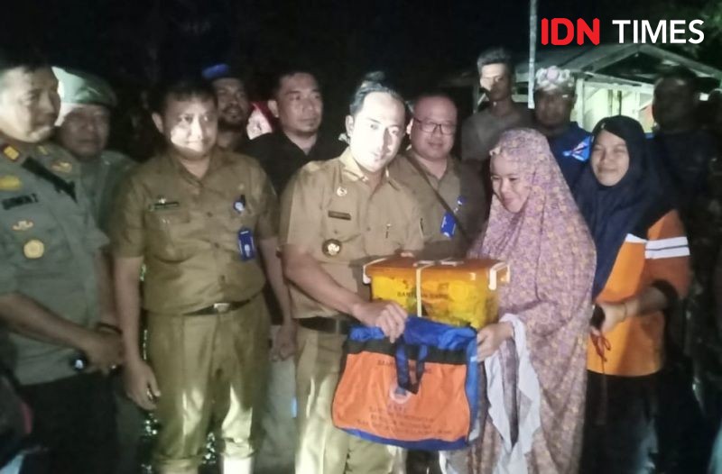 Banjir di Penajam Paser Utara Surut, Warga Bersih-bersih Lingkungan