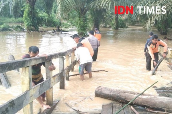 Banjir di Penajam Paser Utara Surut, Warga Bersih-bersih Lingkungan
