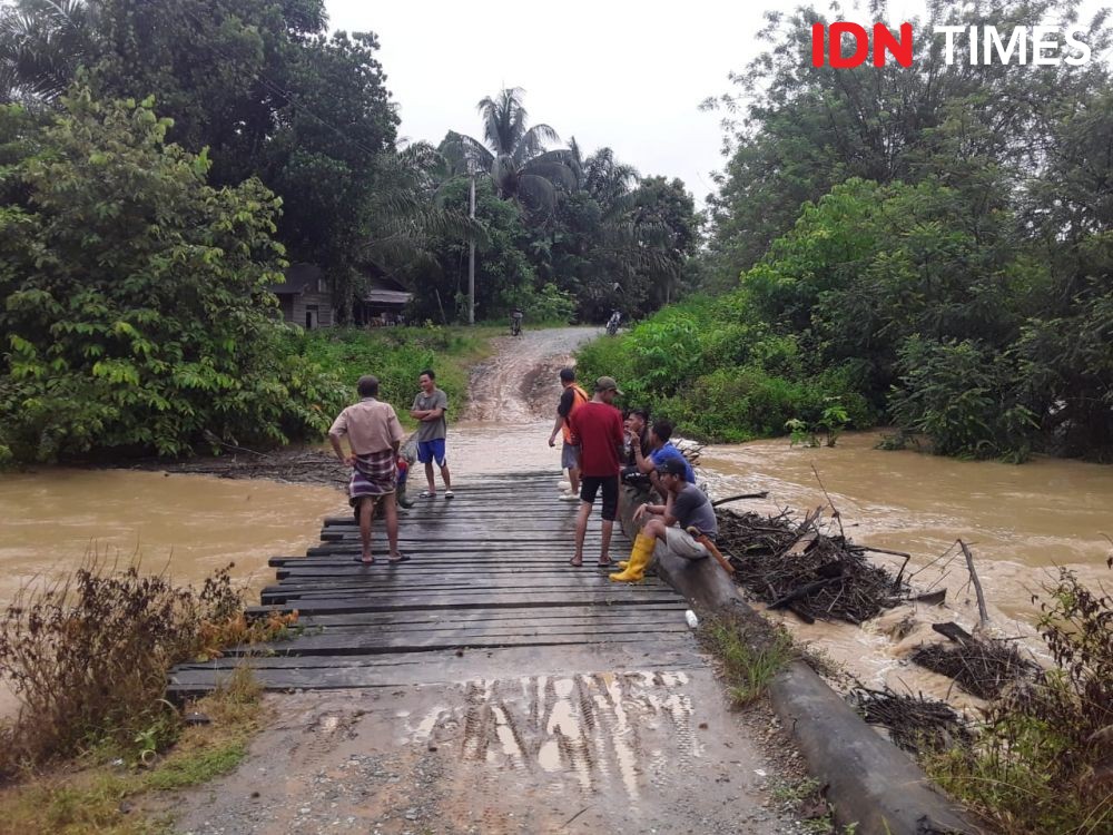 Banjir di Penajam Paser Utara Surut, Warga Bersih-bersih Lingkungan