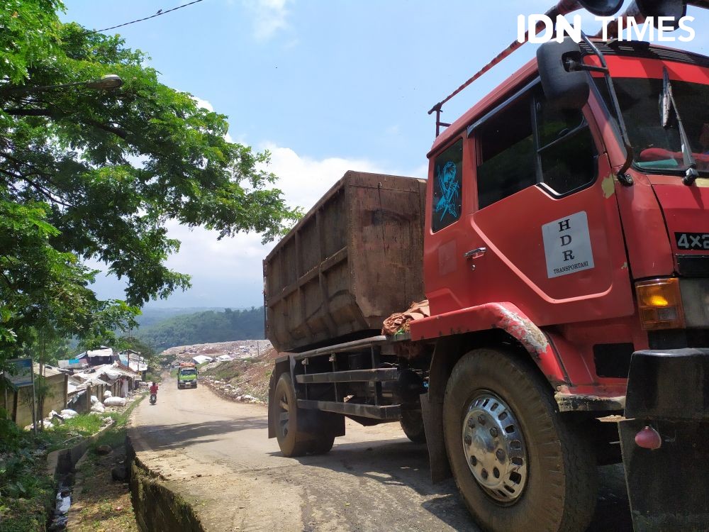 Gegara Pasokan BBM di Sarimukti, Sampah Mulai Menumpuk di TPS Bandung