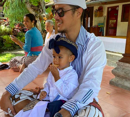 10 Potret Bahagia Happy Salma dan Keluarga Merayakan Galungan di Bali