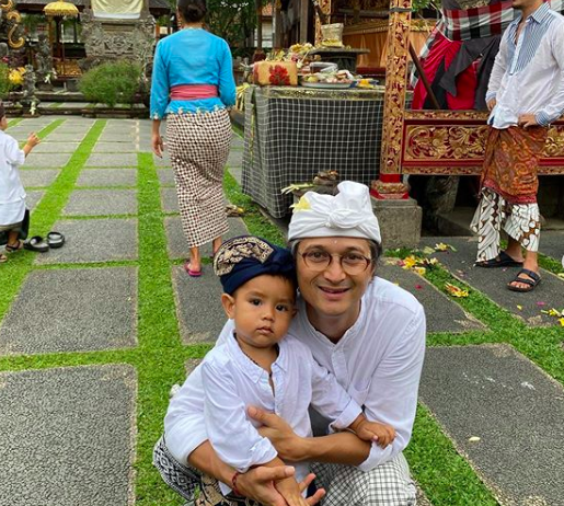 10 Potret Bahagia Happy Salma dan Keluarga Merayakan Galungan di Bali