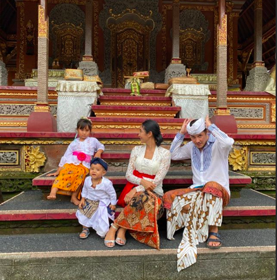 10 Potret Bahagia Happy Salma dan Keluarga Merayakan Galungan di Bali