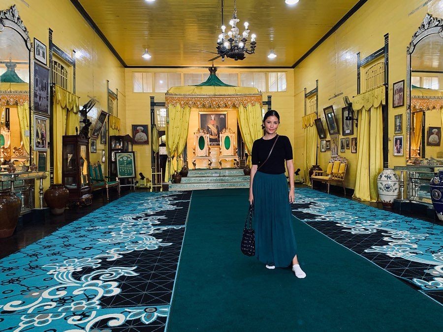 Anti Menua, 9 Ide OOTD Titi Rajo Bintang ini Bikin Awet Muda Bak ABG