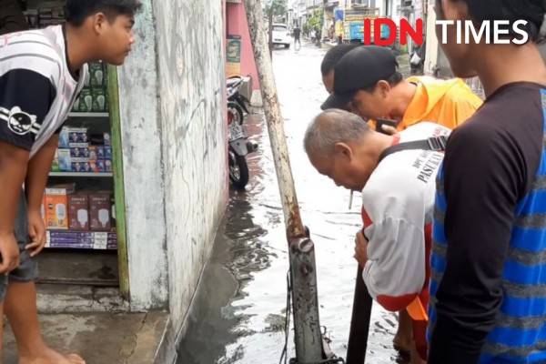 Banjir Melanda Semarang, Warga Malah Rebutan Berburu Ikan Lele di Got