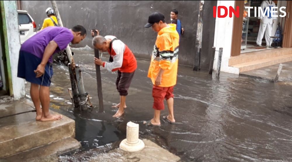 Banjir Melanda Semarang, Warga Malah Rebutan Berburu Ikan Lele di Got