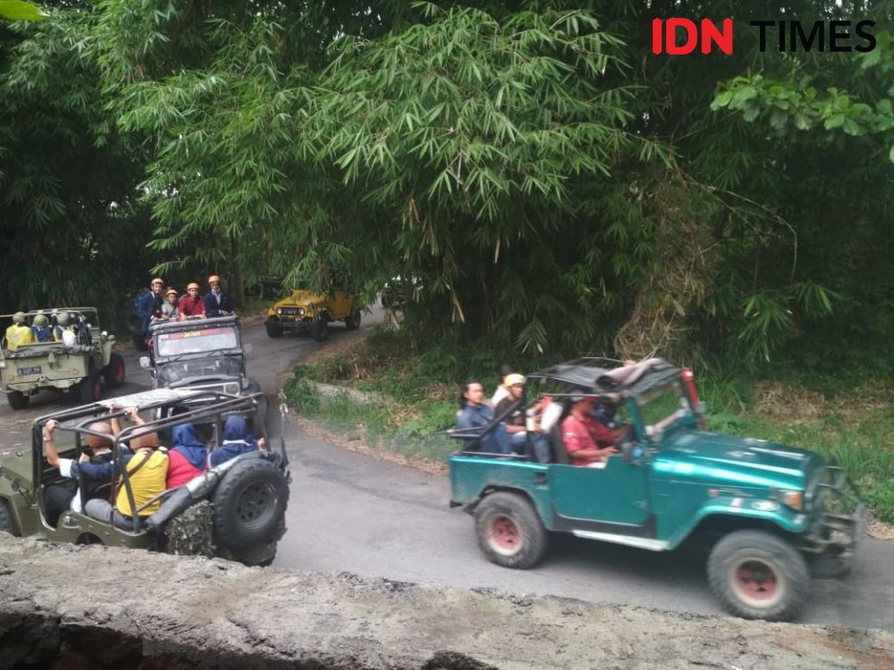 Nekat Terjang Aliran Sungai, Mobil Wisatawan Terjebak di Kali Kuning