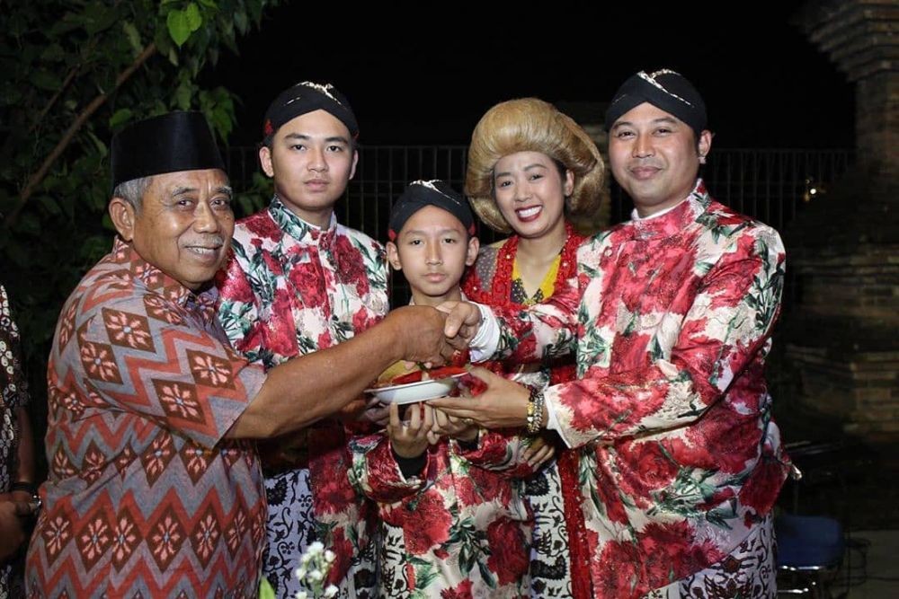 Kocak! 10 Potret Perayaan Ultah Suami Soimah dengan Gaya Ketoprak