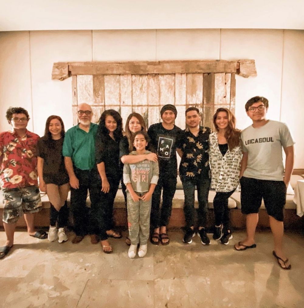 9 Artis Ini Hobi Boyong Keluarga Besar saat Liburan