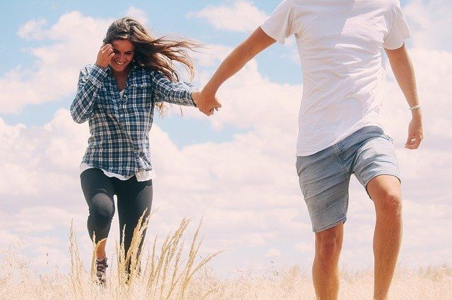 5 Topik Pertanyaan yang Harus Dijawab untuk Mengenali Pasanganmu - IDNTimes.com