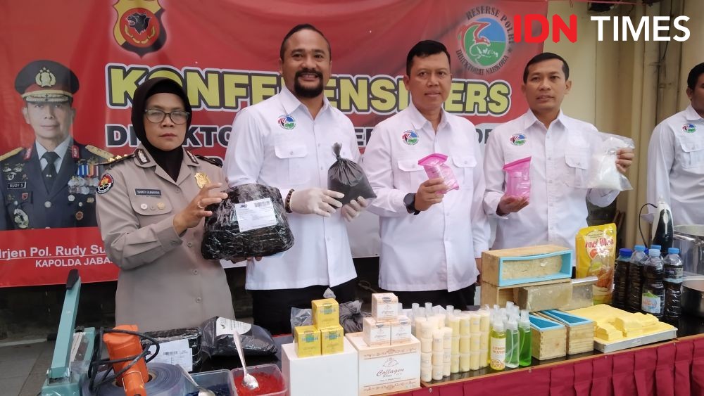 Polda Jabar Amankan Penjual Online Shop Kosmetik Ilegal di Bandung