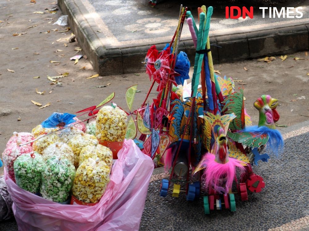 [FOTO] Perjuangan Pedagang Jajakan Mainan Anak di Lapangan Puputan