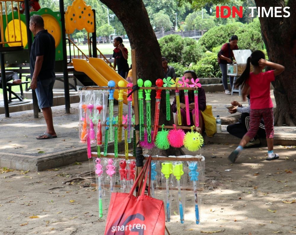 [FOTO] Perjuangan Pedagang Jajakan Mainan Anak di Lapangan Puputan