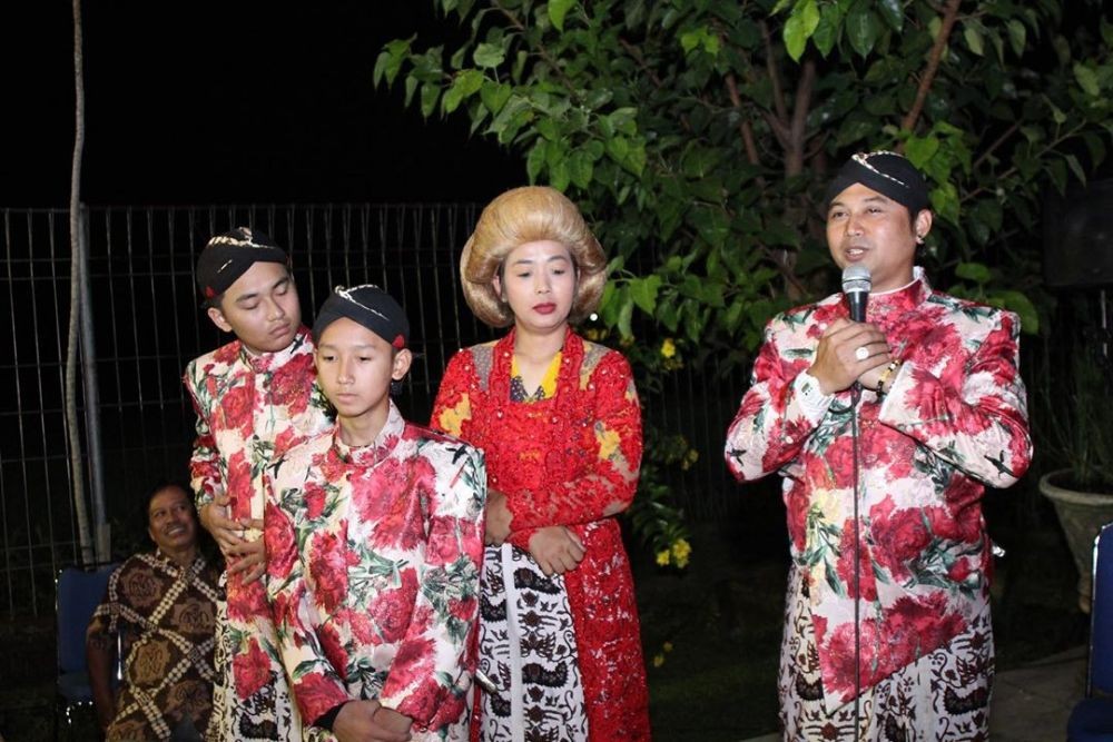 Kocak! 10 Potret Perayaan Ultah Suami Soimah dengan Gaya Ketoprak