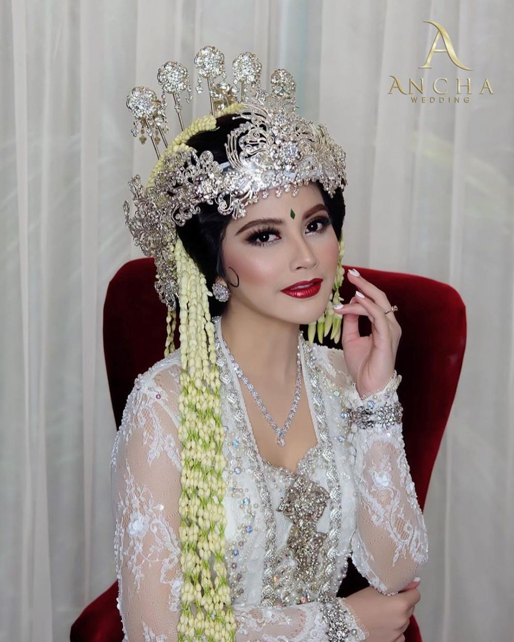 9 Style & Makeup Pernikahan Tiwi eks T2, Anggun dalam Adat Sunda!