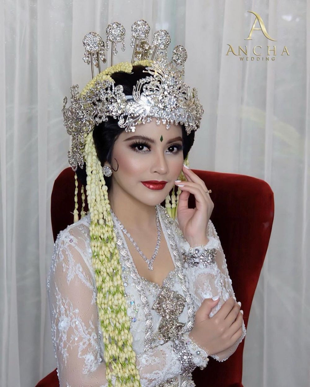 9 Style & Makeup Pernikahan Tiwi eks T2, Anggun dalam Adat Sunda!