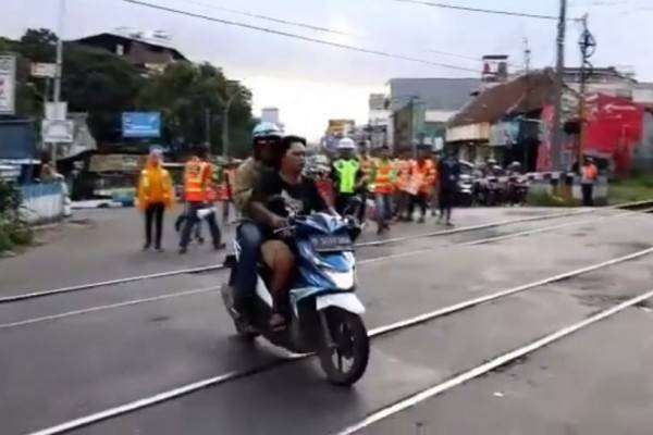 Viral! Pengendara Motor Terobos Perlintasan KA Dan Hampir Tabrak ...