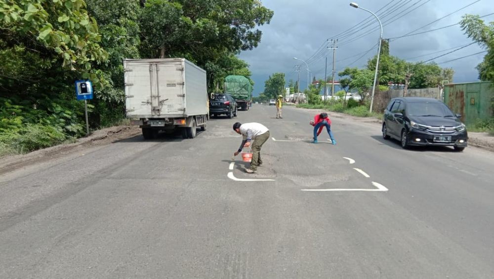 Berlubang dan Kerap Makan Korban, Puluhan Bikers di Tuban Tambal Jalan