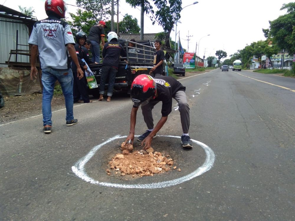 Berlubang dan Kerap Makan Korban, Puluhan Bikers di Tuban Tambal Jalan
