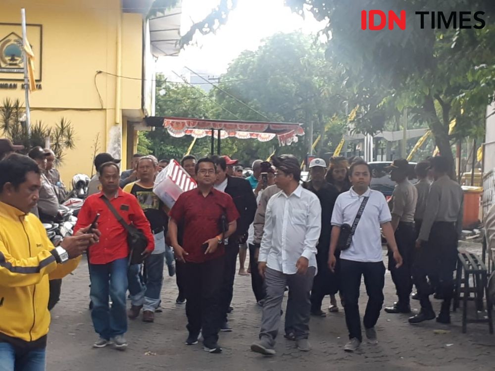 Pilwali Surabaya: Naik Bentor, Sholeh-Taufik Monyong Daftar ke KPU