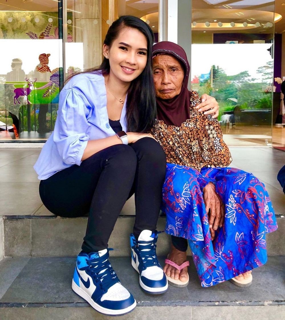 Viral Saat Injak Sandal Anak Kecil, 10 Pesona Soraya Rasyid Uang Kaget