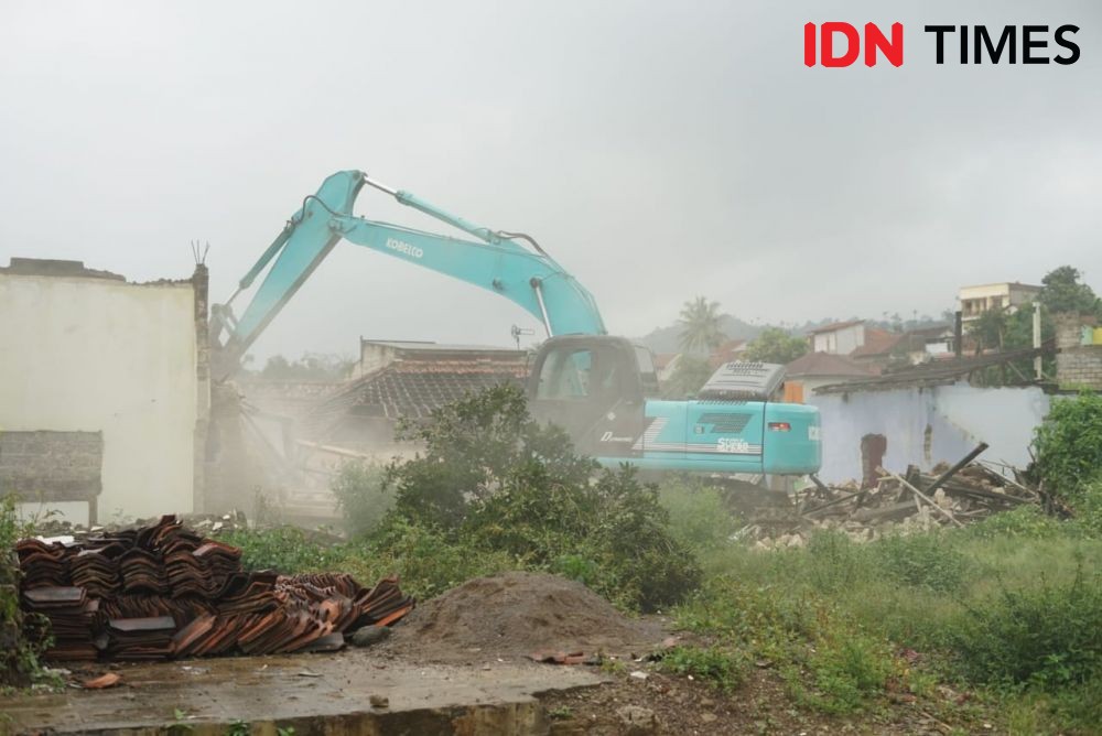 Proyek KCIC Bikin Banjir, Warga Baturaden Blokade Jalan Tol Padaleunyi