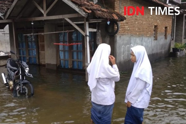 Dikepung Banjir, Warga Setrokalangan Kudus Pilih Bertahan di Rumah