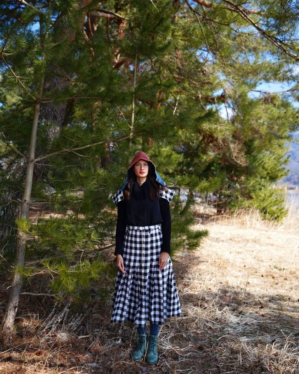 9 OOTD Piknik ala Nadine Chandrawinata, Sederhana namun Menawan