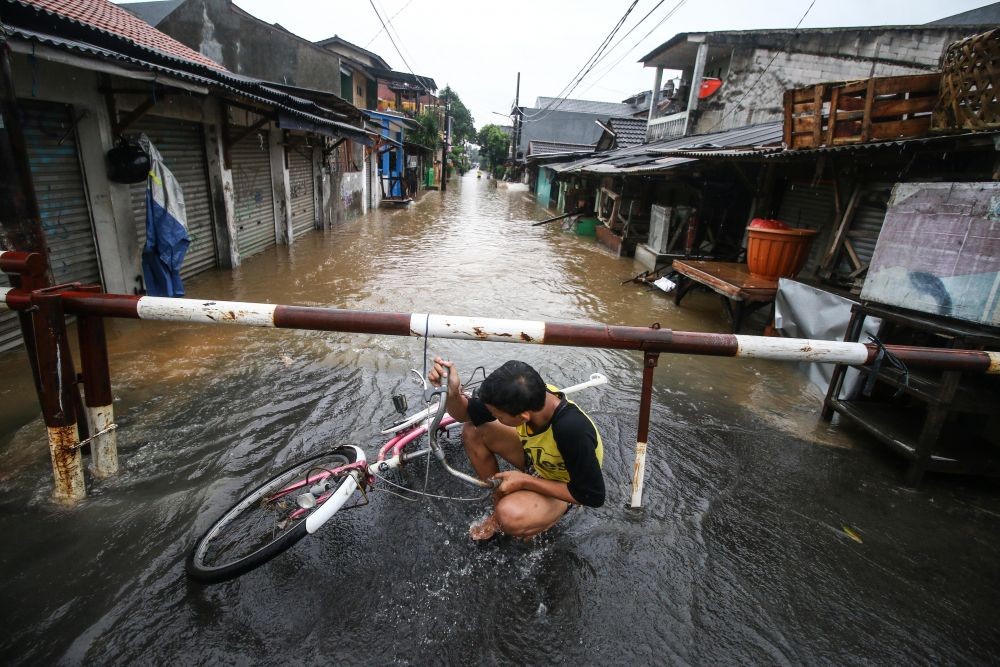 Kali Angke Meluap, 6 Potret Banjir di Maharta Tangerang Selatan