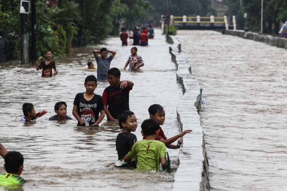 Kali Angke Meluap, 6 Potret Banjir di Maharta Tangerang Selatan