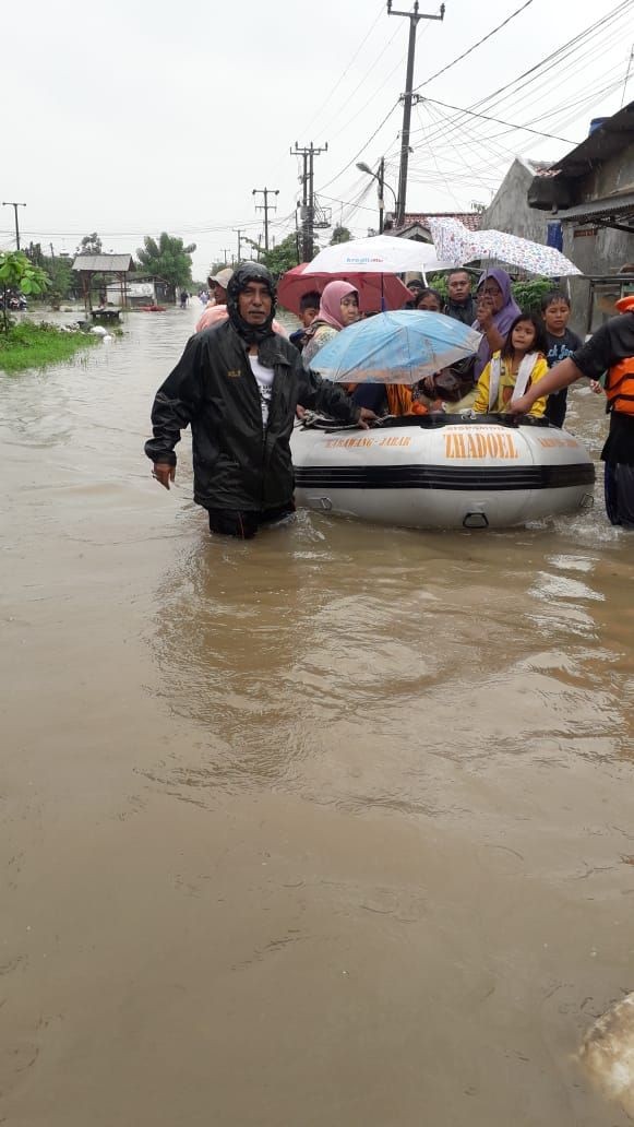 Diguyur Hujan Lebat, Puluhan Ribu Rumah di Karawang Terendam